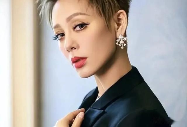 混综艺、搞直播、自败名声?这一夜,宁静一个座位,坐实江湖地位