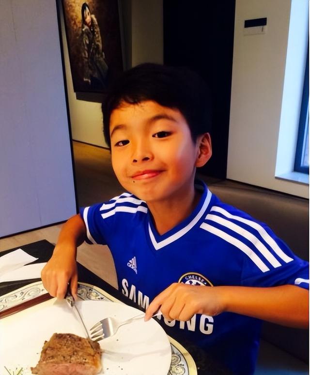 王中磊儿子晒北京别墅，一家4口吃剩菜显朴素，姐姐罕见出镜坐C位