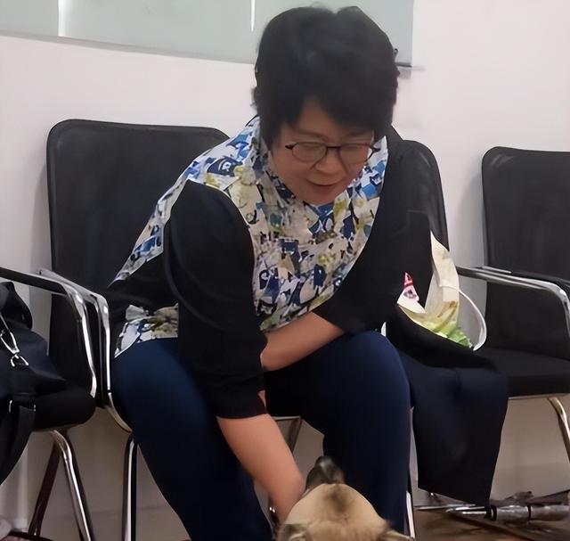 央视胖主持张越，如今鼻孔外翻身形暴瘦，离开央视后她经历了什么