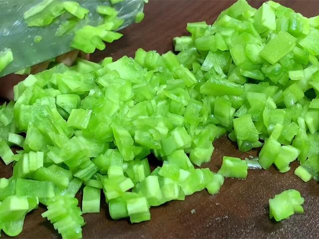 失眠多是肝火旺,春天要多吃3菜,清肝火助睡眠,睡得好啥都好了