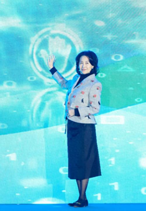 何超琼出席南京活动,62岁仍然光彩照人,副部级身份意外曝光