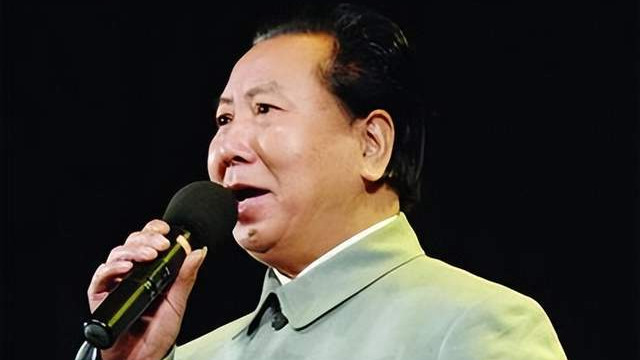 这位毛主席的特型演员，演戏时几乎不用化妆，下巴上粘1颗痣就很像