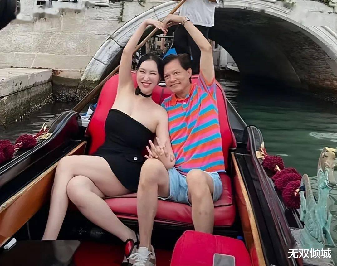 65岁莫华伦与小30岁妻子游东京，岳母朴素露面，比同辈人女婿显老