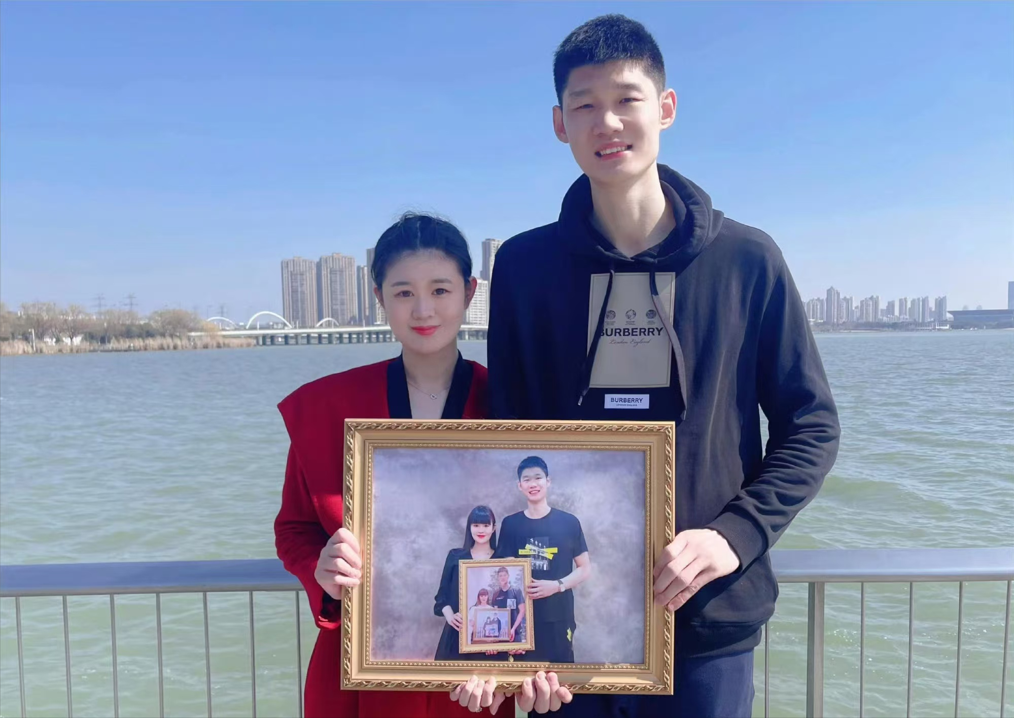 胡金秋结婚典礼!身穿帅气西装,新娘温婉大气,双胞胎兄弟当伴郎