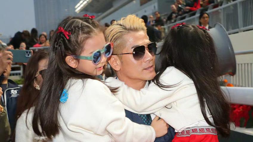 方媛郭富城参加赛马会，郭富城一手抱一个女儿，全家同框幸福满溢