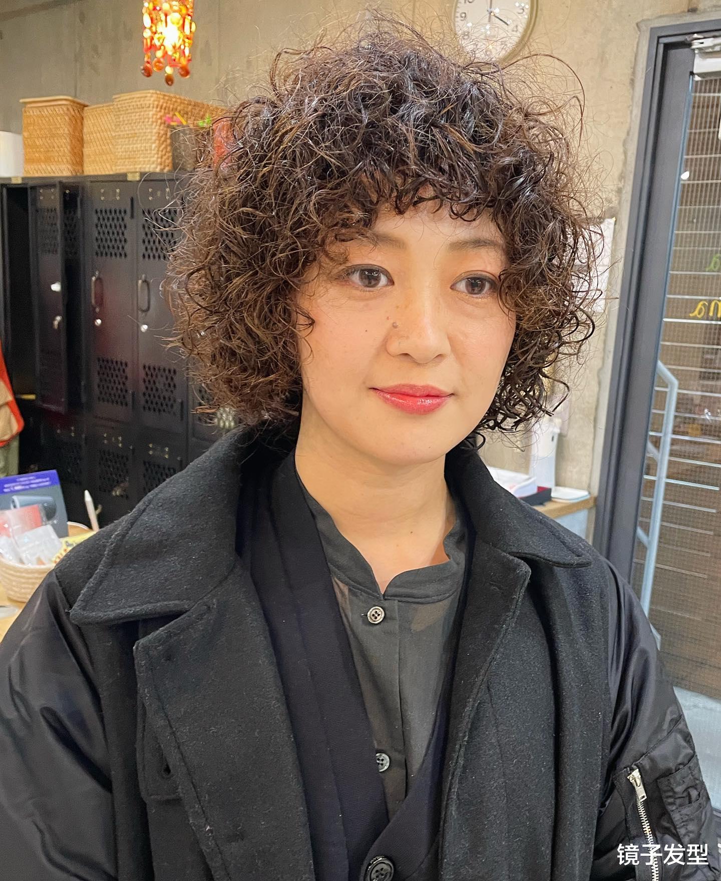 女人想变美，不要错过全头烫，不论脸大脸小都适合