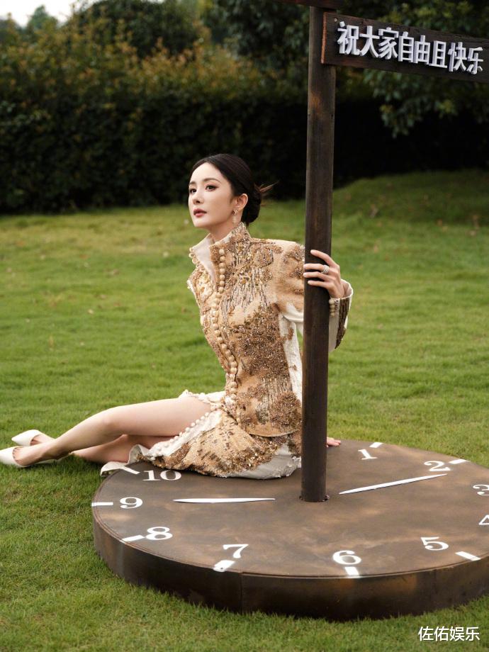 杨幂中秋晒美照,对镜wink甜美可爱,生活惬意惹人羡