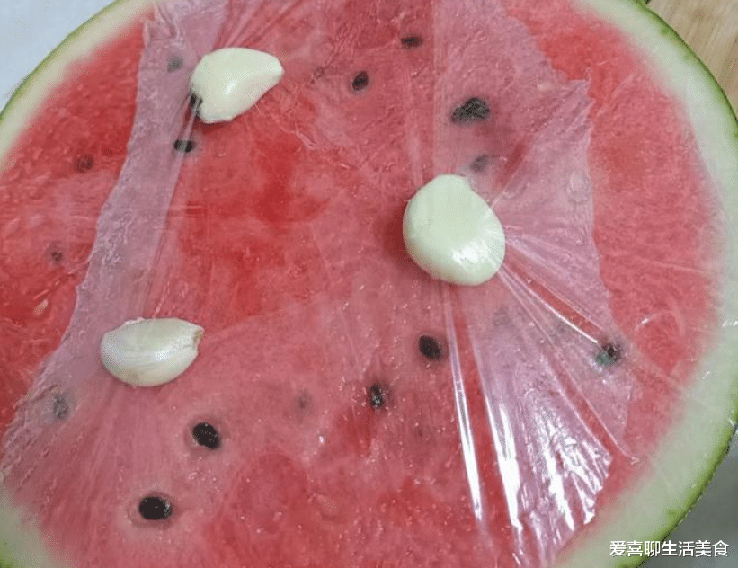 吃不完的西瓜别再放冰箱,口感差还串味,教你几个土方法,放一周也新鲜!