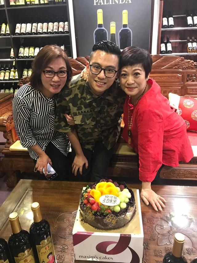 惠英红28岁侄子罕见露面!高大英俊帅出天际,与明星妈妈相依为命