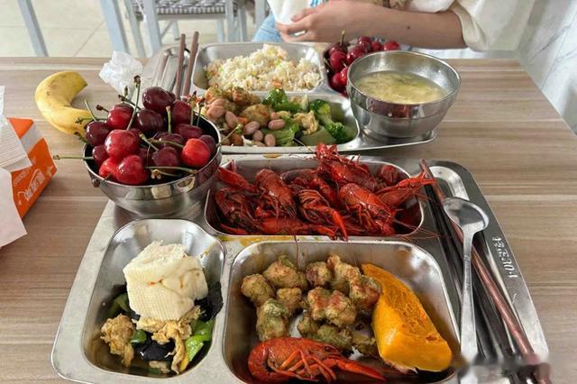 广东女孩当保安晒伙食走红，2个月胖了18斤，网友：少走30年弯路