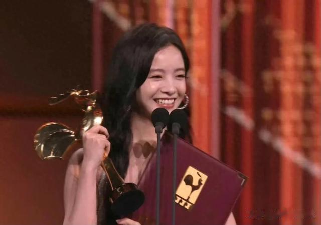 李庚希爆冷门，首位00金鸡奖影后！徐静蕾力捧，京圈公主背景被扒