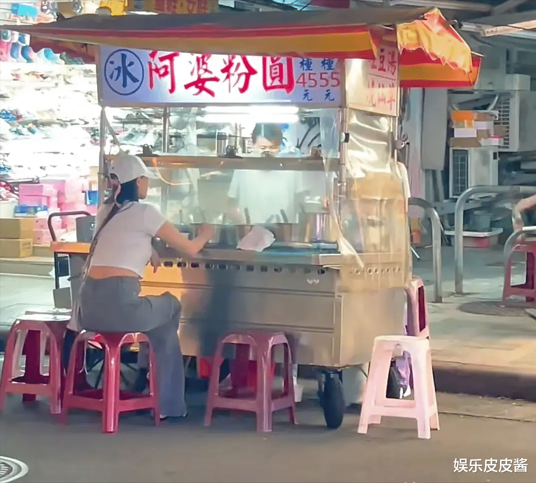 56岁伊能静带女儿回娘家!母女逛街吃路边摊,背影如同姐妹