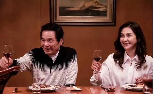 “6个老婆”同住一屋，每人每月7万零花钱，71岁又娶第七房小娇妻