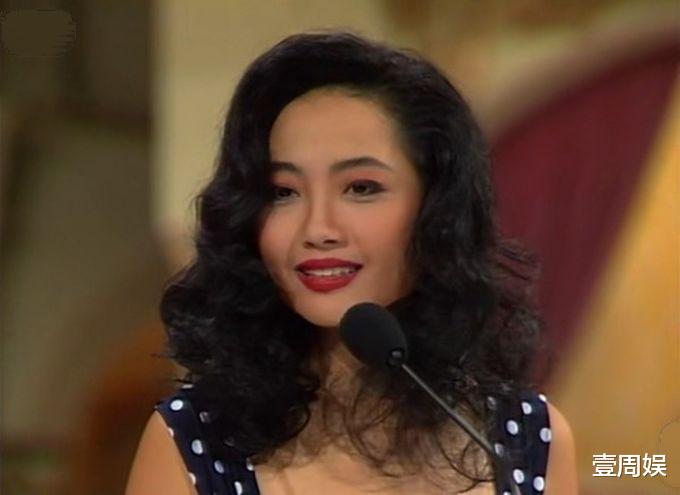 59岁杨玉梅在室内练瑜伽,身材迷人似少女,单身多年成隐形富婆