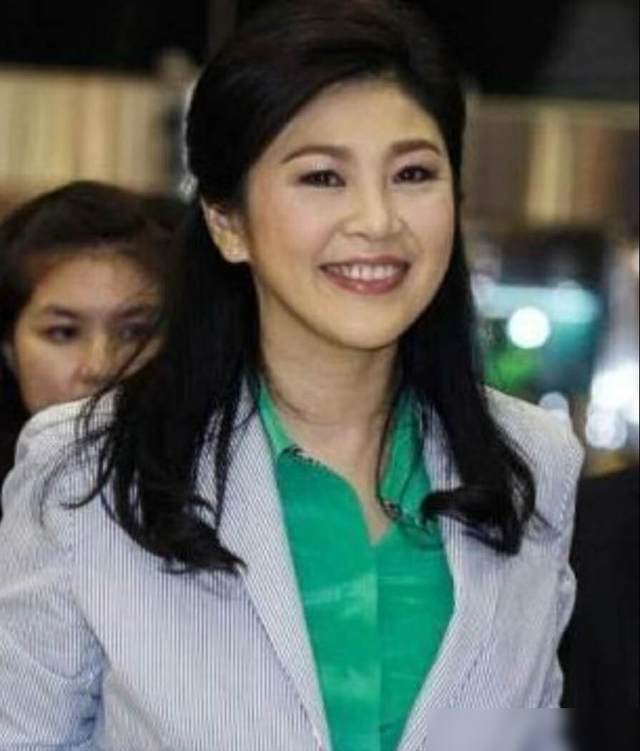 被泰国前总理英拉惊艳,穿衣简约得体,发不乱披,56岁也优雅气质