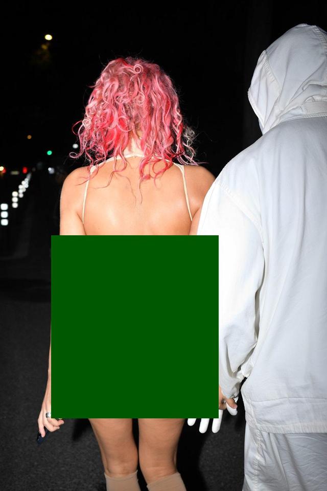 侃爷新老婆再破尺度只贴布条出街?染粉发被喷不如卡戴珊