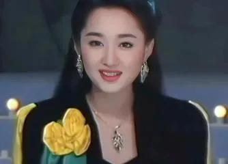 杨钰莹穿这件裙子,谁能想到她52岁依旧如此优雅?