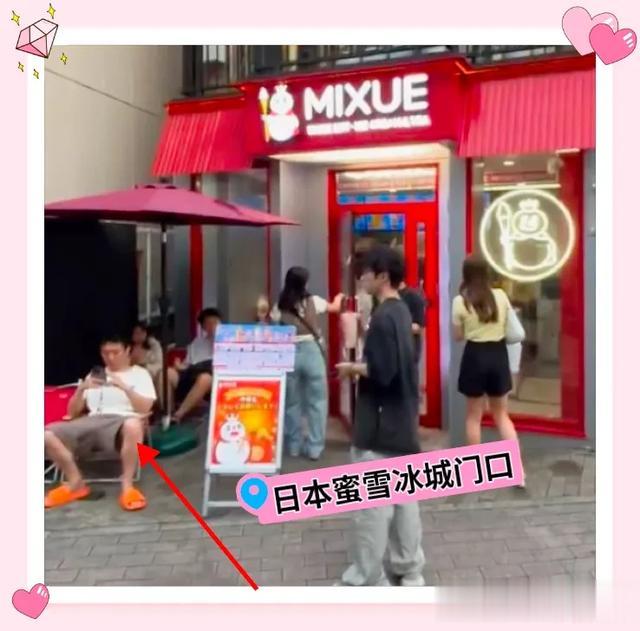 王思聪与女友懒懒东京街头被偶遇,懒懒挽着王思聪的胳膊好恩爱!