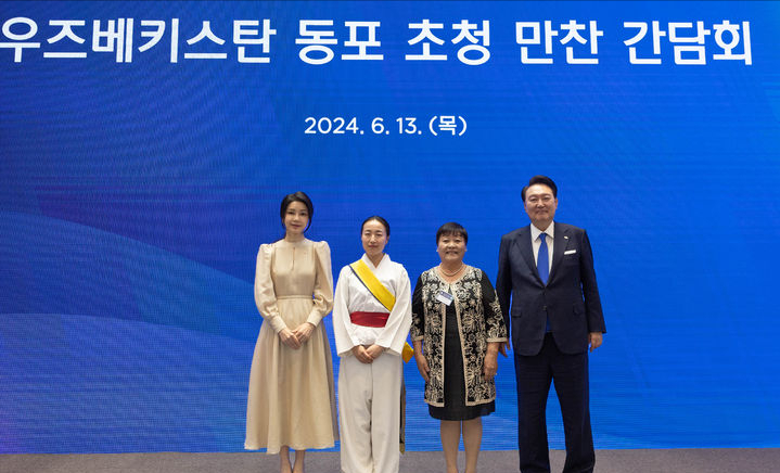 韩国第一夫人美到乌兹别克斯坦了!穿纱裙把人美到,嫩成小仙女了