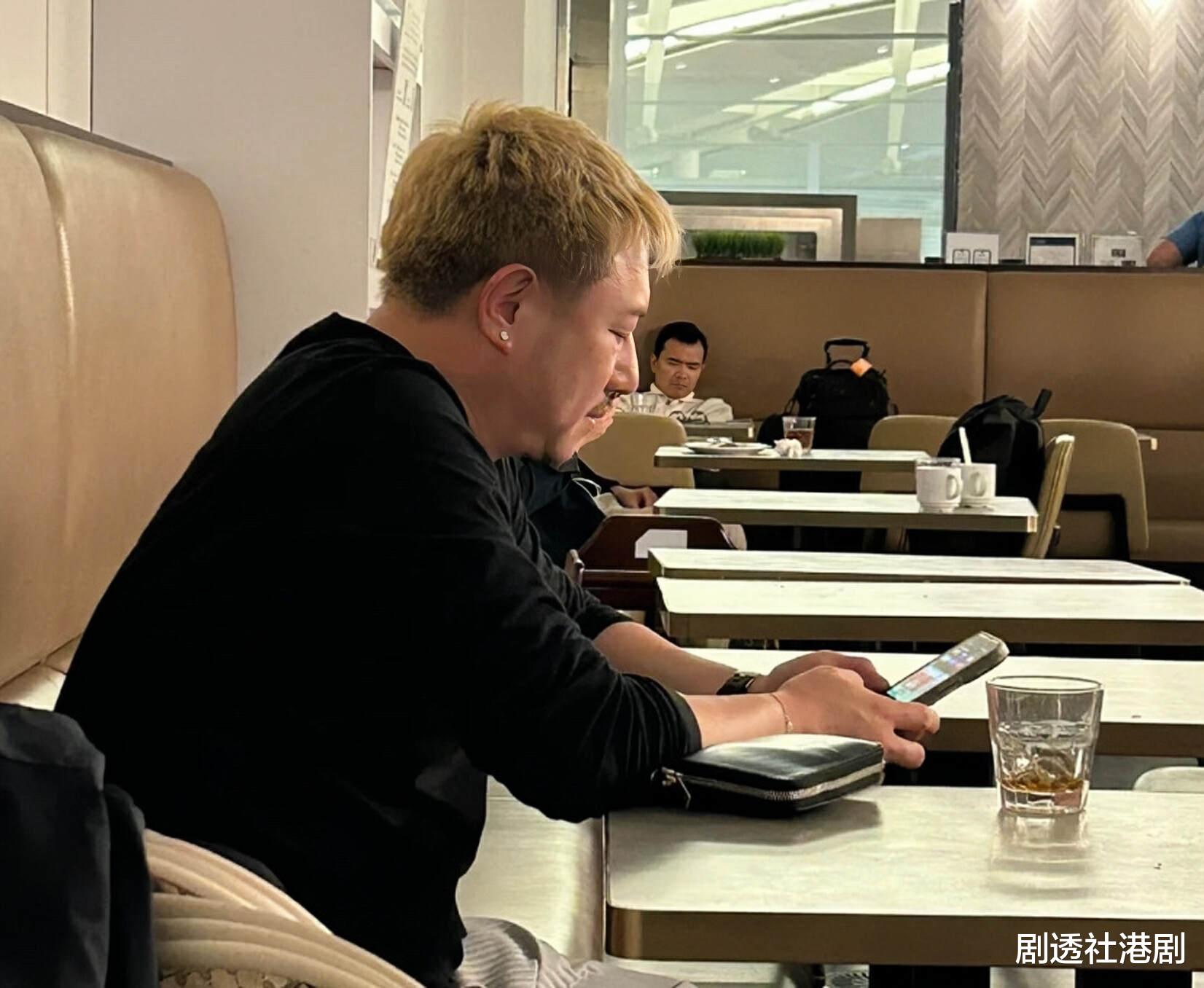 一路走好!香港知名男星父亲不幸离世,亲自目送灵柩推入火化炉