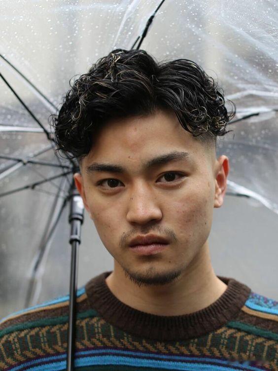 男士发型新风尚:两侧铲短、头顶锡纸烫、纹理烫与短寸头