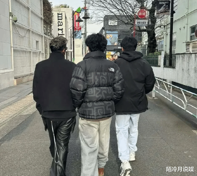 谢霆锋与两个儿子一起逛街，仨人并肩而行真的好帅