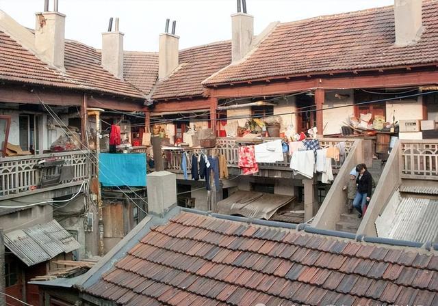 黄晓明悼念95岁姥姥,称她是优越家庭出身却低调,网友深扒后打脸