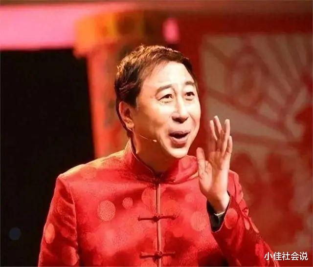 冯巩庆祝67大寿,徒弟贾玲罕见现身,穿格子衫搂着师父笑的好甜