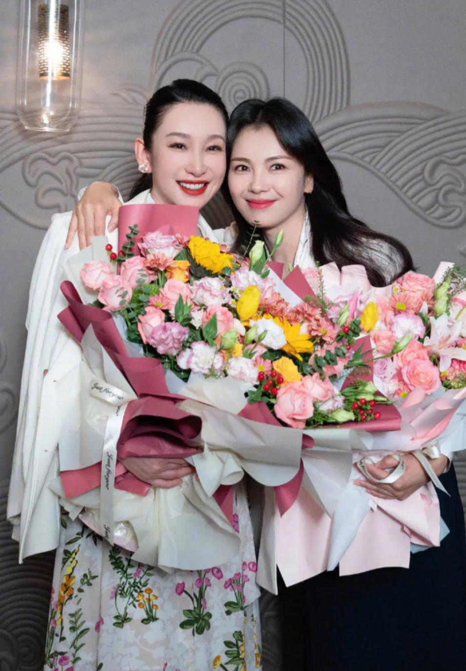 刘涛晒46岁庆生照,秦海璐连续9年为刘涛庆生,俩人好甜