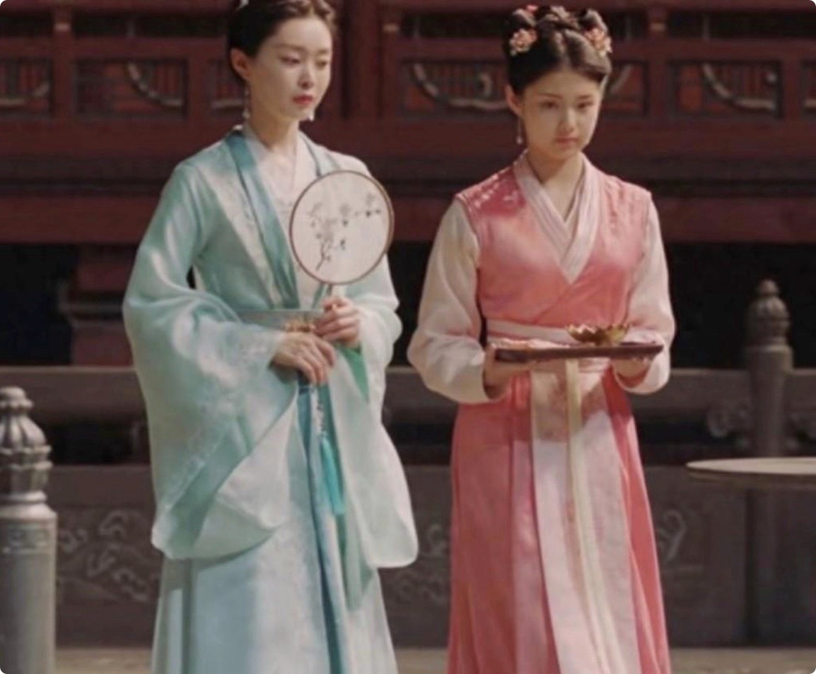 杨超越和“丫鬟”艾米同框对比：有些女演员是真不怕被“艳压”