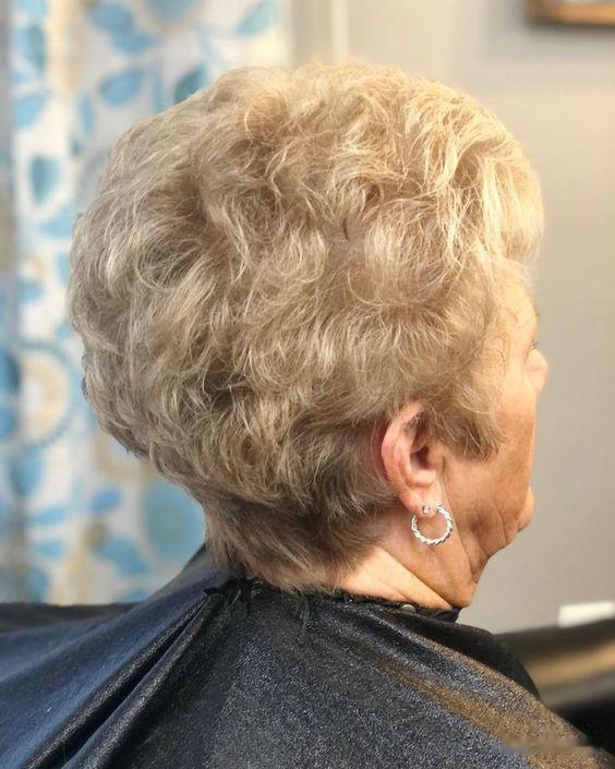 女人上了年纪头发花白,发型就选短发全头烫,蓬松时尚显发量