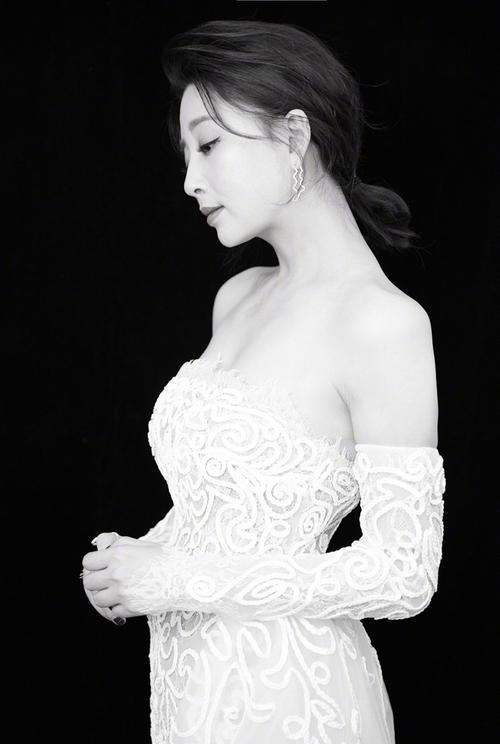 她是演员中的女富豪,多辆豪车轮流开,如今44岁却活得像20岁