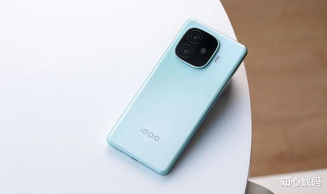 vivo“用力过猛”,12GB+256GB才卖1569元,突然变得更香了