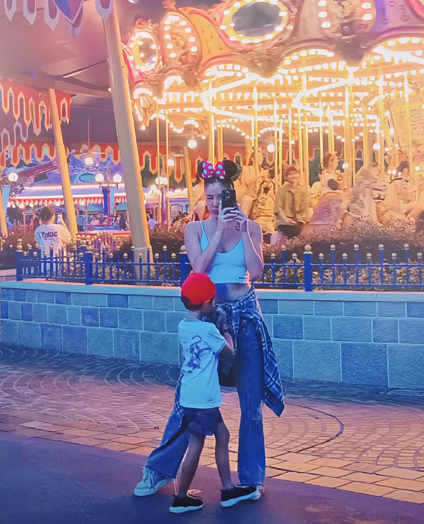 乐基儿带娃回港度假,母子俩游迪士尼超开心,5岁Hunter帅气可爱