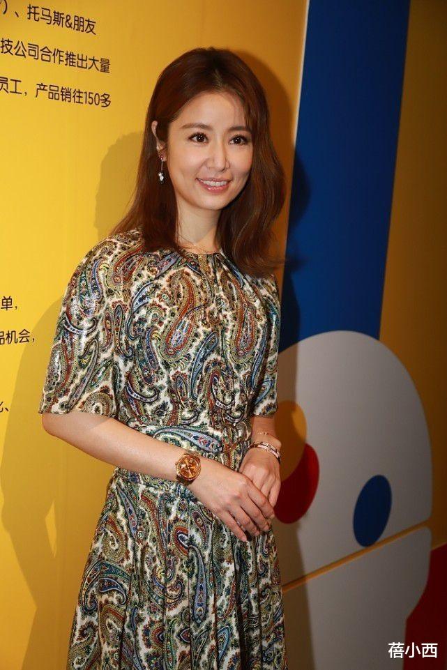 林心如的少女感有多强？穿红色连衣裙扎编发，美得不像中年女人