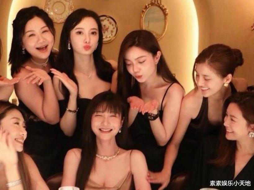 文咏珊吴千语程晓玥上海聚会,姐妹穿黑色吊带,像电影里的场面