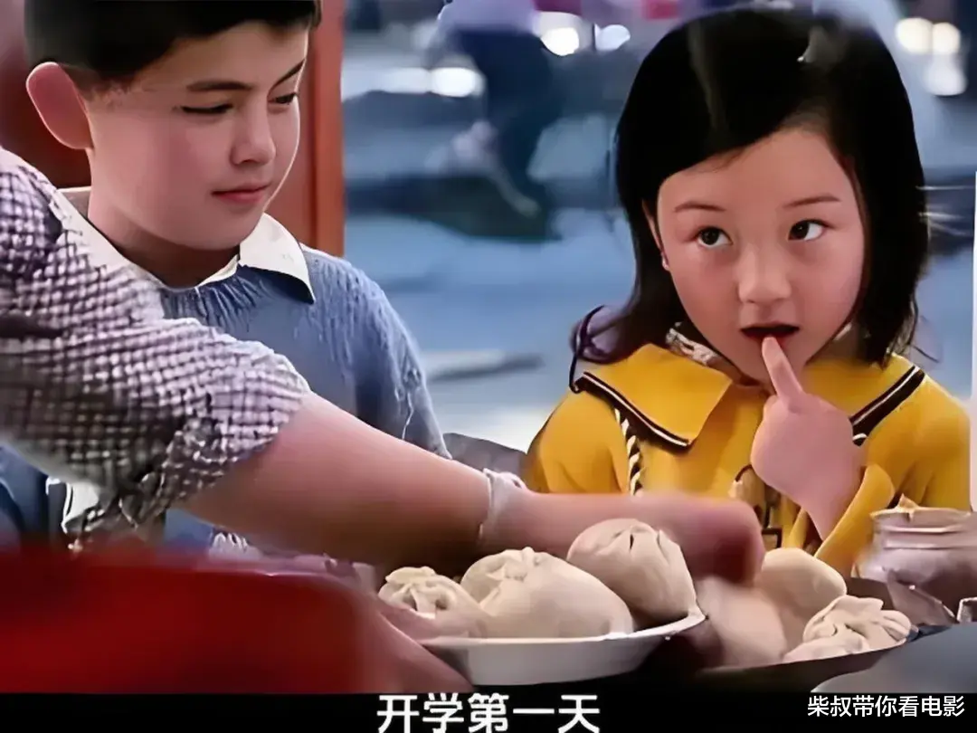 李小璐母女同框：肤色差距太大，一黑一白，网友：李小璐的好基因跑偏了！