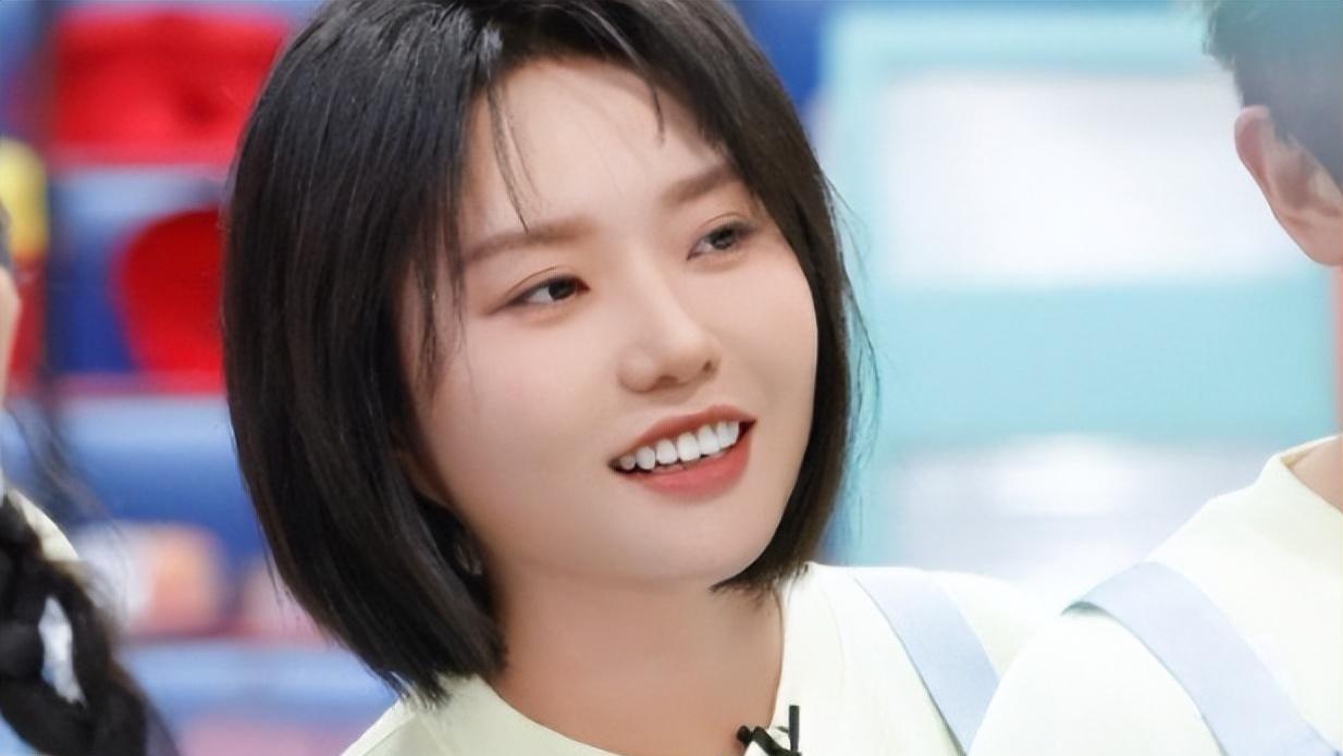 李雪琴飞机上被偶遇，胳膊腿好细真人太瘦！网友：90斤都没她腿细