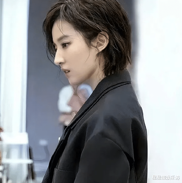 37岁刘亦菲剪短发大变样,“鲻鱼头”配西装帅成爱豆,天仙攻不是白叫的!