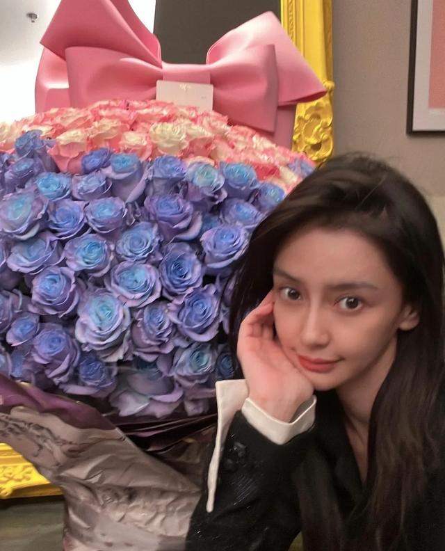 杨颖|被跑男打码，沦落到直播间蹭热度，她被娱乐圈遗忘是早晚的事