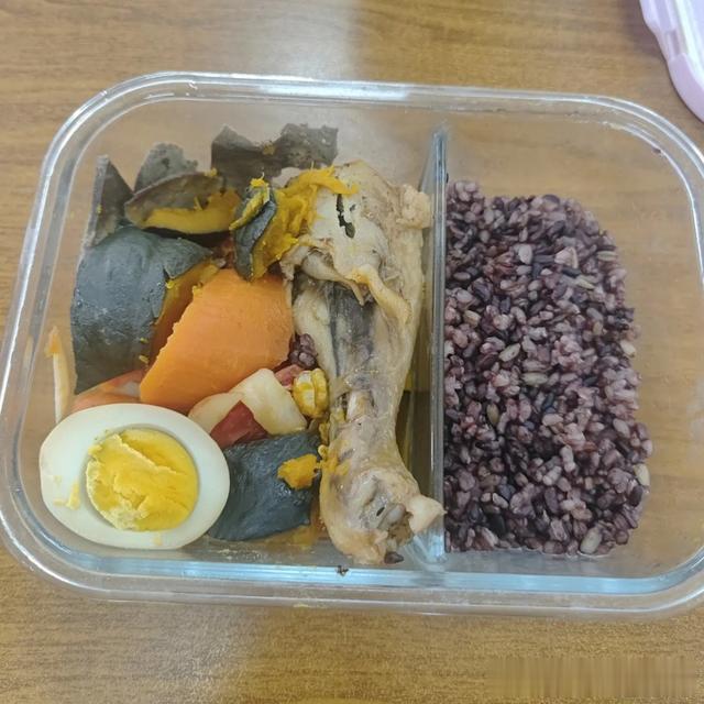 上海女子月入2w不结婚,晒一人餐走红朋友圈,网友:白给我都不吃