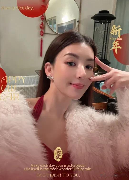 57岁郭富城晒全家福,染金发嫩似小伙,两个女儿一看就是美人胚子