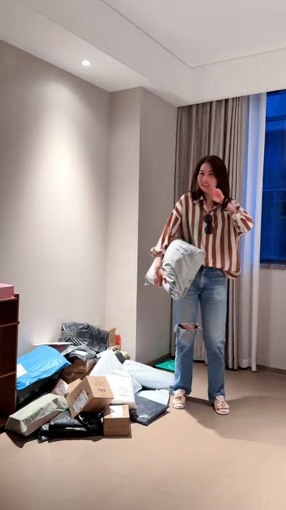 TVB失婚女星豪掷2千万杭州买豪宅,站客厅兴奋转圈惊叹大到有回音