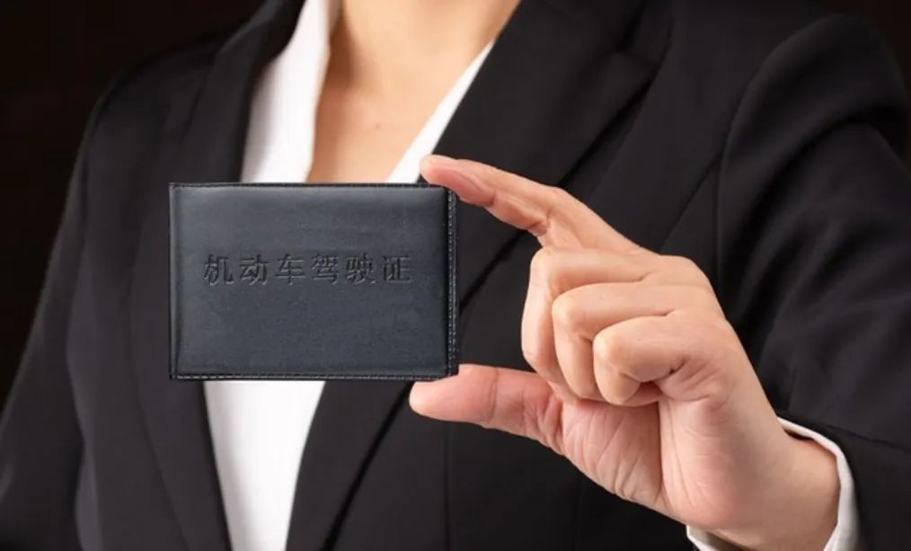 交通部新规：开车上路年龄限制又调整？老司机哭了：以后可咋办？