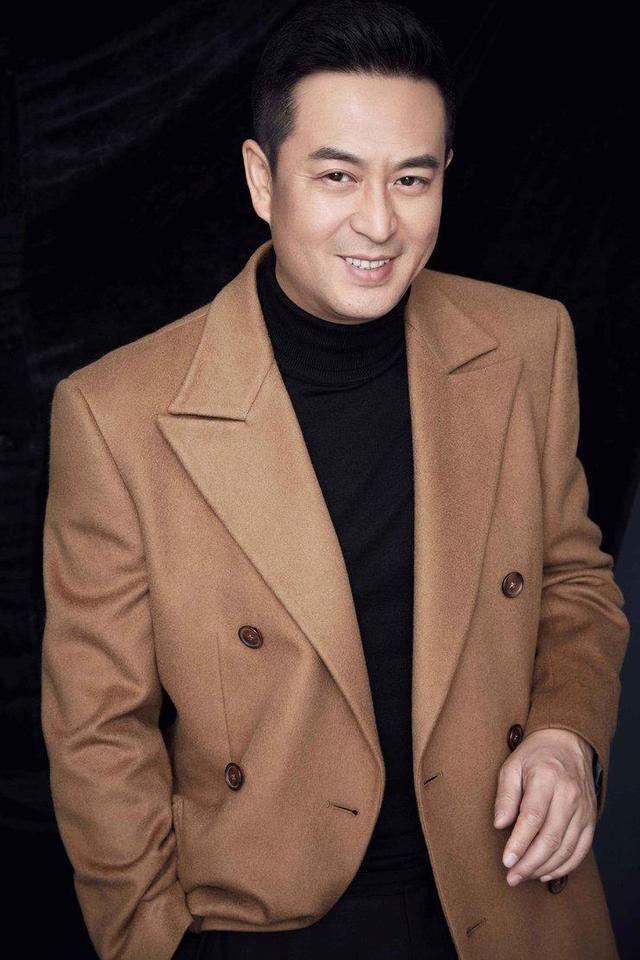 国民老公张嘉译人设一夜崩塌！王海燕深夜发文：一纸协议，不再见