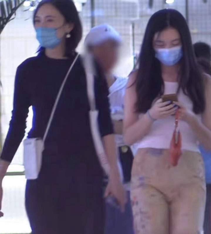 李亚鹏妻子晒全家福,李嫣温馨同框,海哈金喜称和嫣儿是好姐妹