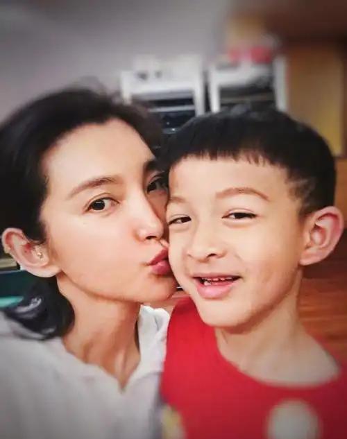 只谈恋爱不结婚，51岁4段感情无儿无女的她，直言外甥就是她的命