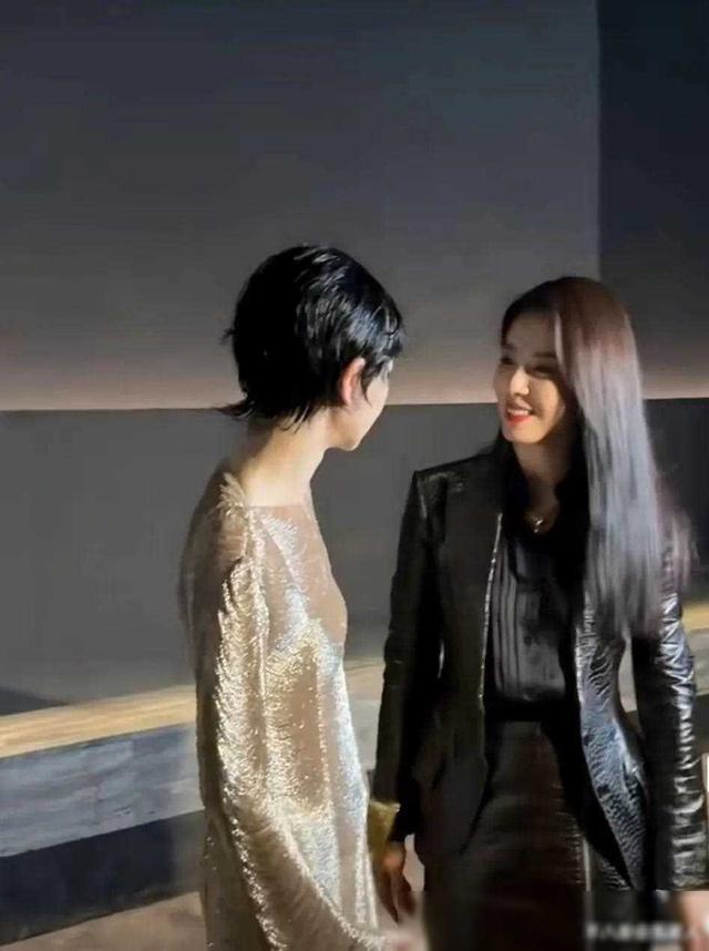 古力娜扎瘦成“排骨精”,四肢纤细像竹竿,娱乐圈病态审美该停了