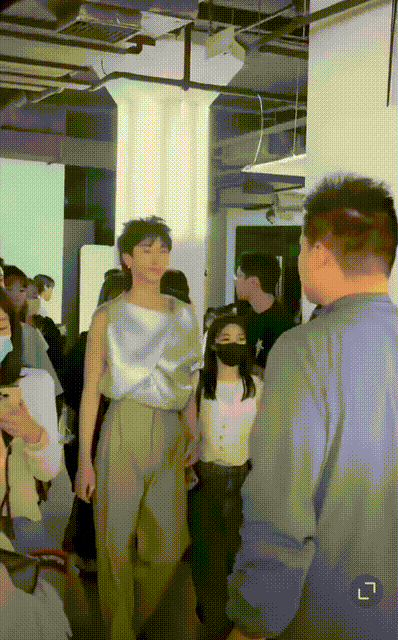 伊能静儿子恩利露腰,魏大勋缝衣领,宋佳邱天穿男装,穿的都太癫