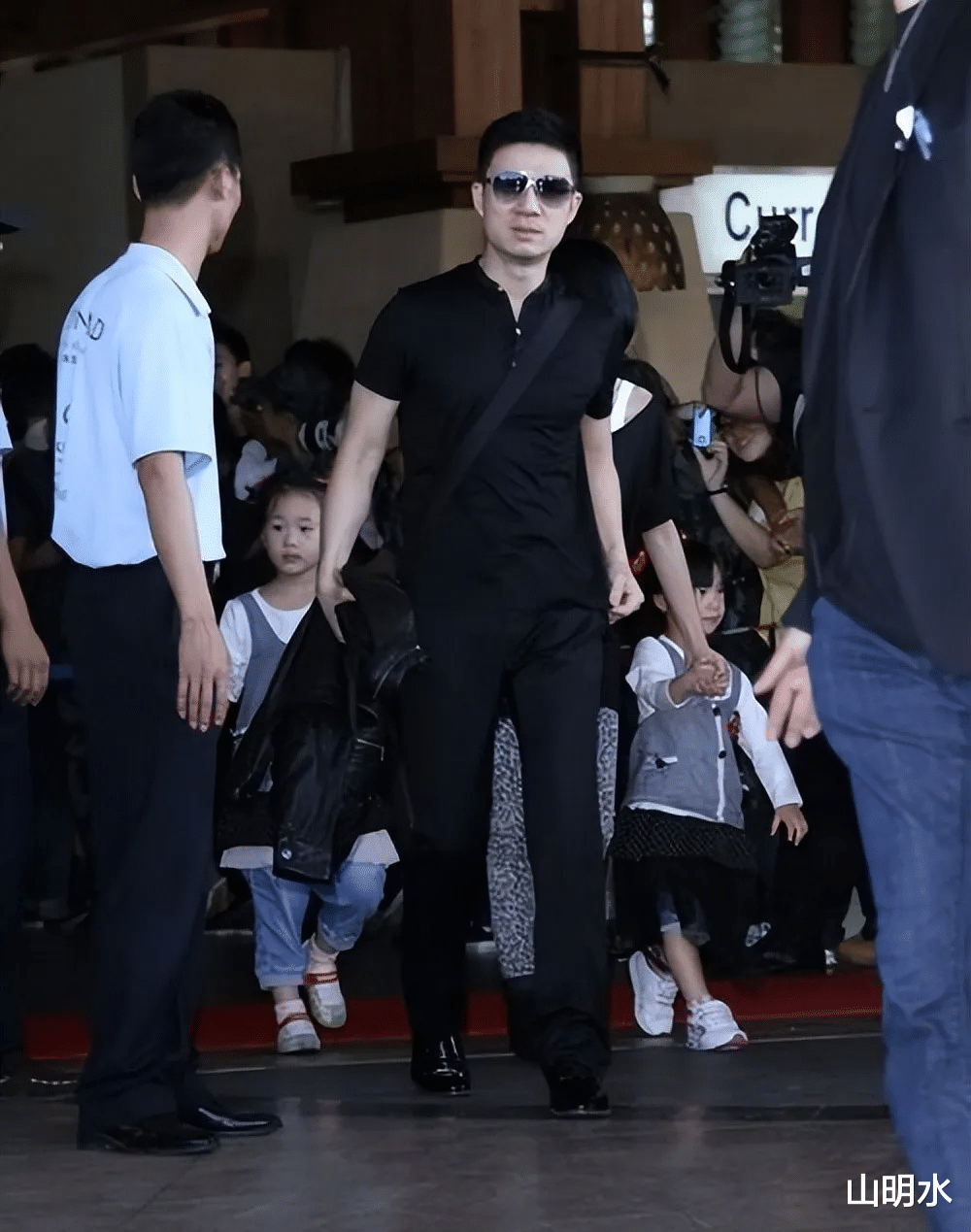 小S和韩国姐夫具俊晔转“地下”？大S缺席现场，外甥的眼神让人捉摸不透！